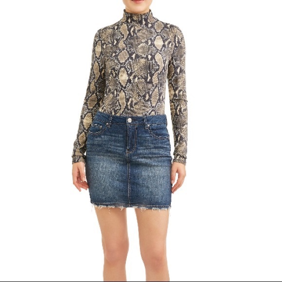 No Boundaries Turtle Neck - Picture 1 of 3